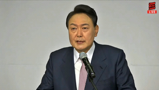 윤석열 제20대 대통령 당선인이 10일 오전 국민의힘 3·9 대선 개표 상황실을 차렸던 서울 여의도 국회도서관 지하1층 강당에서 당선 인사 기자회견을 하고 있다.<국민의힘 유튜브 채널 '오른소리' 생중계 영상 갈무리>